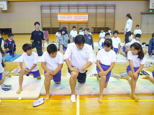 子ども達の中に入って一緒にストレッチ